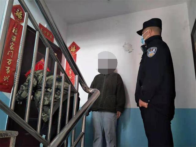 房主粗心被鎖門外，民警開鎖服務(wù)送上門